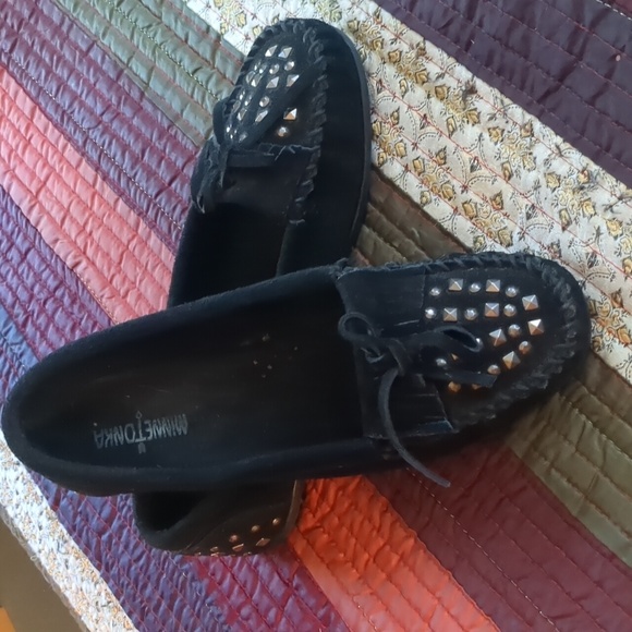 MINNETONKA* black suede leather moccasin flats stud detailing rubber sole 9.5 - Picture 1 of 12